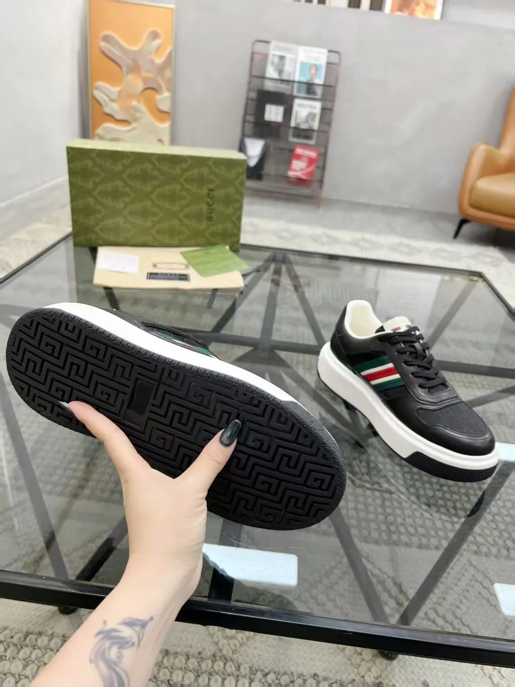 P460 new men's shoes GUCCI [Lightning] latest shoes are shipped. Original quality, fashionable, special materials, sheepskin lining, new packaging. The foot feels super comfortable and the workmanship is impeccable. Size: 38-45